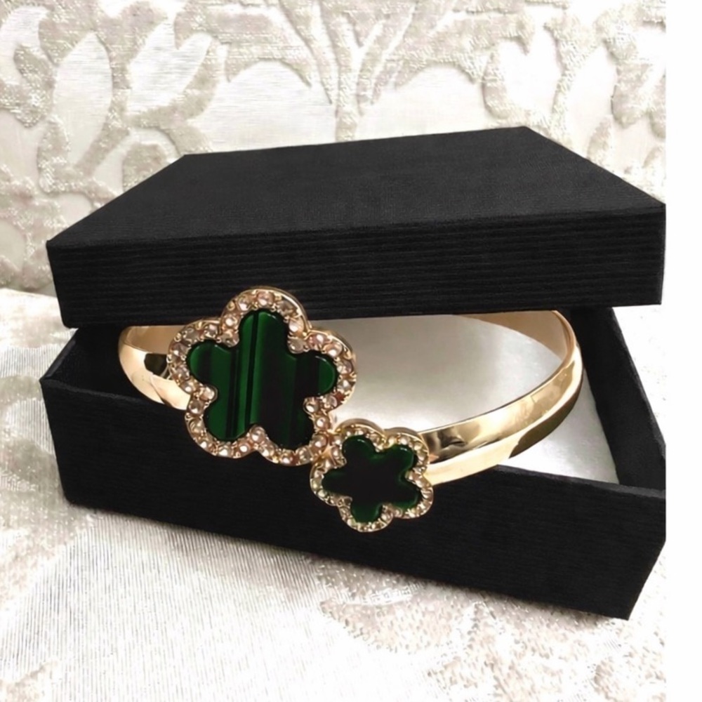New! Twisted Clover Adjustable Cuff Bracelet 18K Gold Plated NWOT Gold Green - Picture 2 of 4